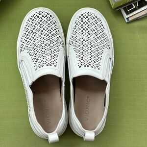 Vionic Women's White  Slip-On Sneakers size 8